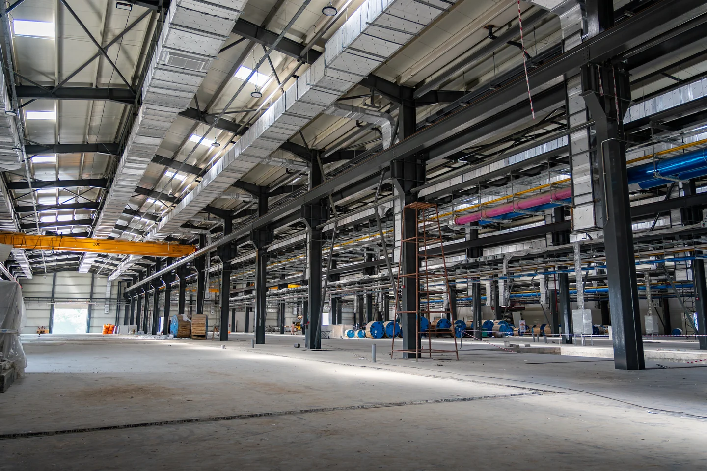 Industrial hall, structure and building services.