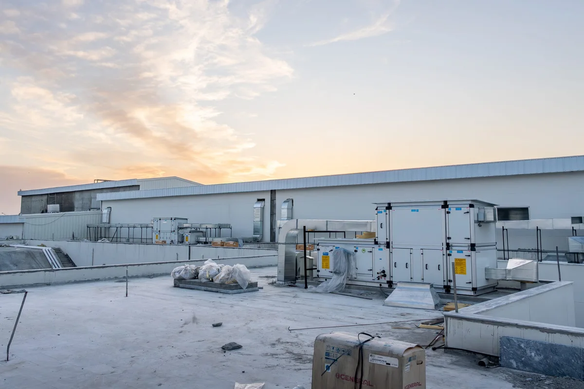 Rooftop air-handling equipment and service installations at Wah